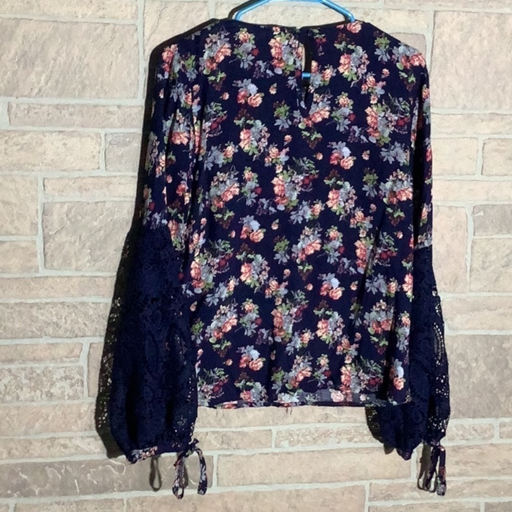 Available by Angela fashion - Sz L - ballon lace sleeve flowy keyhole top - Picture 5 of 7